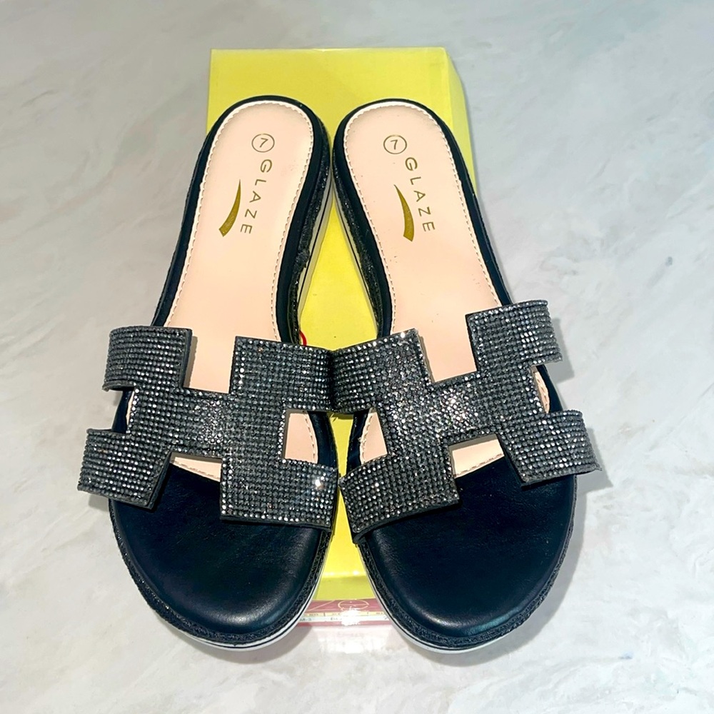 New!! ✨ “Glaze” Women Black Sandals w/ Bedazzle 🩴- Multiple Sizes! ✨